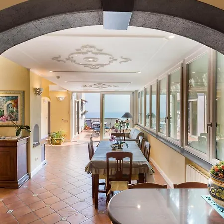 בית נופש De Vivo Realty - Ilary House *