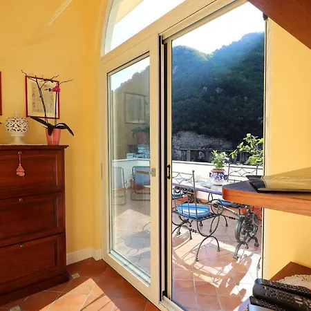 De Vivo Realty - Ilary House *